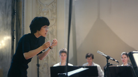 Hyunju Kwon möchte hoch hinaus. Die junge Dirigentin verfügt über eine magische Kraft, die jeden Chor, vor dem sie steht, sofort verzaubert. (Foto: Neue Visionen Filmverleih)