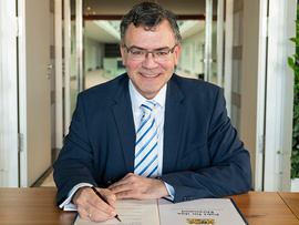 Staatskanzleiminister Dr. Florian Herrmann, MdL, bei der Unterzeichnung des Pakts für das Ehrenamt. (Foto: Bayerische Staatsregierung)