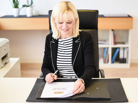 Sozialministerin Carolina Trautner, MdL, unterzeichnet den Pakt für das Ehrenamt. (Foto: Bayerische Staatsregierung)