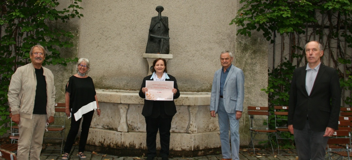 Bei der Übergabe des Sonderzuschusses im Innenhof des Zeughauses Augsburg (v.l.n.r): CBS-Vizepräsident Reiner Pfaffendorf, CBS-Vizepräsidentin Brigitte von Kirschbaum, Chorleiterin Martina Hellmann, Mitinitiator Dr. Jens Schneider, Schulleiter Karl Höldrich.