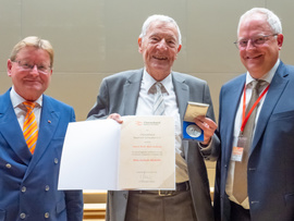 Auszeichnung: Verleihung der Otto-Jochum Medaille sowie der Staatlichen Anerkennung als Chorleiter*in im Laienmusizieren (Foto: Peter Mößmer)