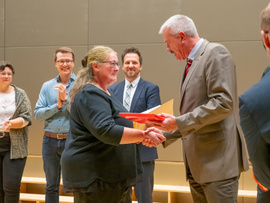 Auszeichnung: Verleihung der Otto-Jochum Medaille sowie der Staatlichen Anerkennung als Chorleiter*in im Laienmusizieren (Foto: Peter Mößmer)