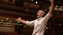 Simon Halsey glaubt an die einzigartige Strahlkraft des gemeinsamen Singens in das gesellschaftliche Leben hinein. (Foto: Neue Visionen Filmverleih)