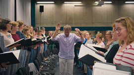 Simon Halsey lebt für die Chormusik und gibt seine Erfahrung regelmäßig weiter. Seine Meisterklassen sind immer ausgebucht. (Foto: Neue Visionen Filmverleih)