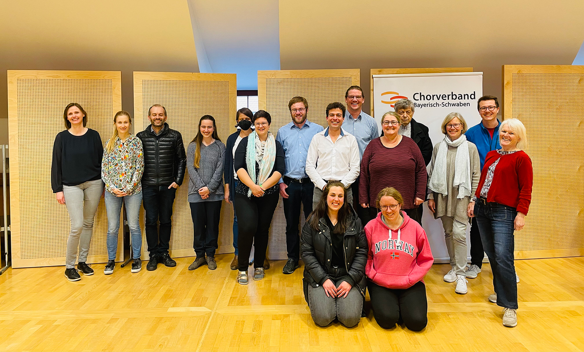 v.l.n.r.: Anke Weinert-Wegmann (Dozentin), Verena Egger (Dozentin), Matthias Egger (Dozent), Clara Suckart, Andrea Helbig, Franziska Reinhard, Michael Schmid, Niko Fischer, Christoph Kaufmann, Susanne Denghel, Dr. Peter Meyer, Ingegerd Walz, Benedikt Straucher, Beate Vogler; vorn: Viola Guggemos, Amelie Berktold. Es fehlen: Pia Nadler, Dominik Lauter, Josef Gschwind (Dozent). (Foto: Alex Wayandt)