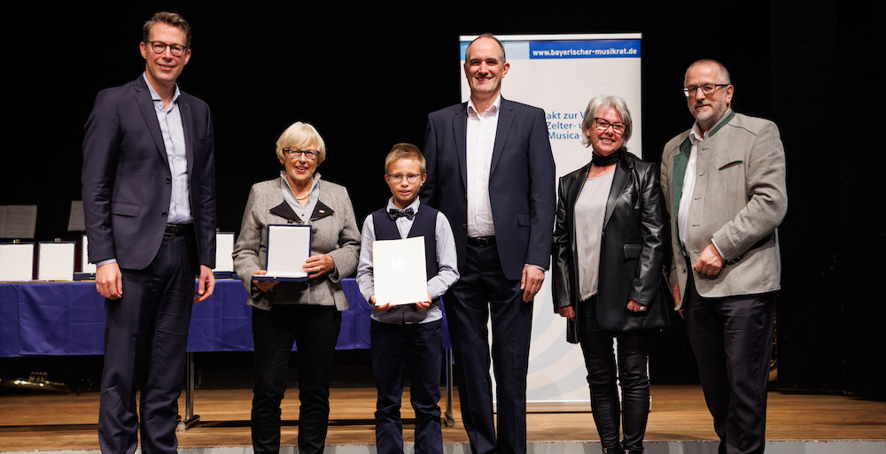 100-jähriges Jubiläum für 21 Chöre und Musikkapellen in ganz Bayern: Aus den Reihen des CBS erhielt in diesem Jahr der Theater- und Gesangverein Heimertingen e.V. die Zelter-Plakette. (Foto: Matthias Balk Fotografie)