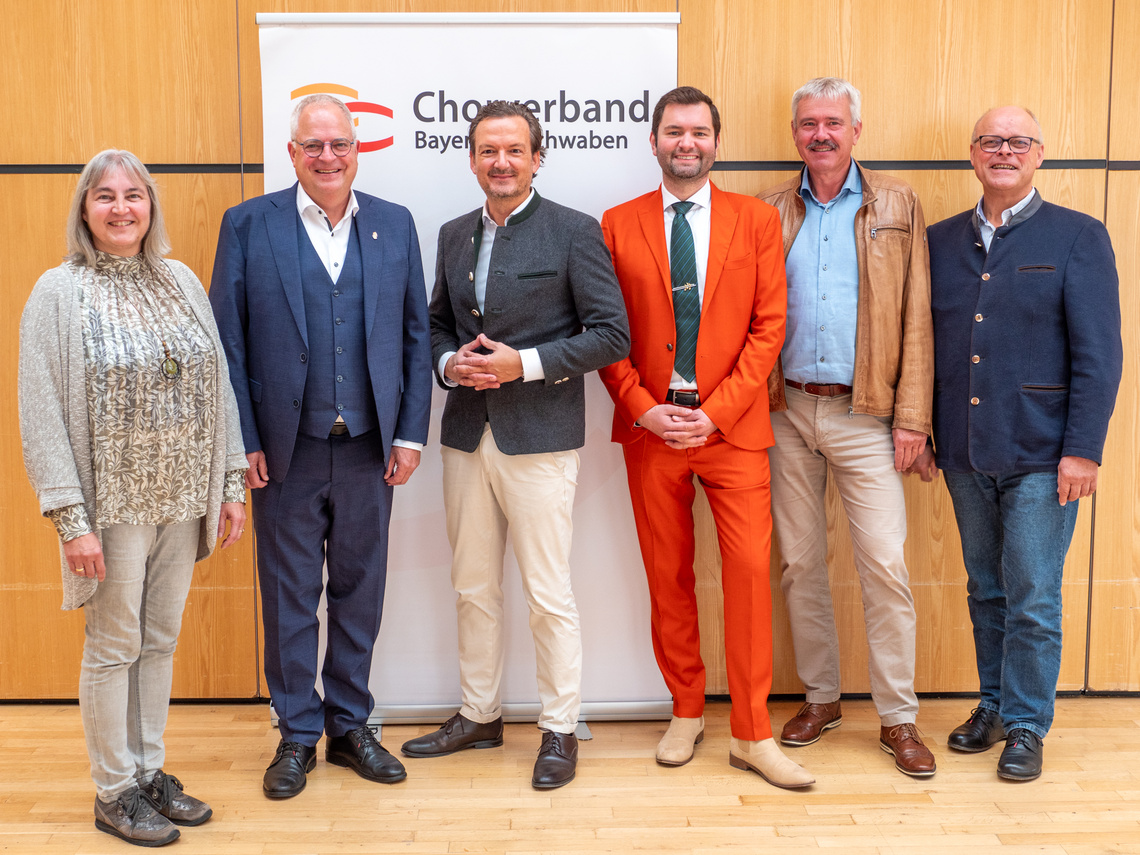 Hintere Reihe v.l.n.r.: Gabriele Meier (Vizepräsidentin), Brigitte von Kirschbaum (Vizepräsidentin), Christel Holdenried (Beisitzerin), Gisela Kloos-Prantner (Vizepräsidentin), Michael Finck (Verbandschorleiter); vordere Reihe v.l.n.r.: Christian Toth (Vizepräsident), Jürgen Schwarz (Geschäftsführender Präsident), Dr. Paul Wengert (Präsident), Weihbischof Dr. Dr. Anton Losinger (Ehrenpräsident), Bernhard van Almsick (Musikausschussvorsitzender) - Foto: Peter Mößmer