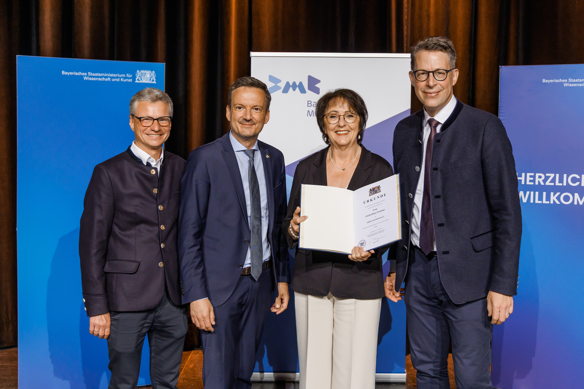 CBS-Vizepräsidentin Gisela Kloos-Prantner im Kreise der Geehrten (4. von links), umrahmt vom Präsidenten des Bayerischen Musikrats, Bernd Sibler (ganz links) und dem Bayerischen Staatsminister für Wissenschaft und Kunst, Markus Blume (ganz rechts). Foto: Stefan Obermeier .