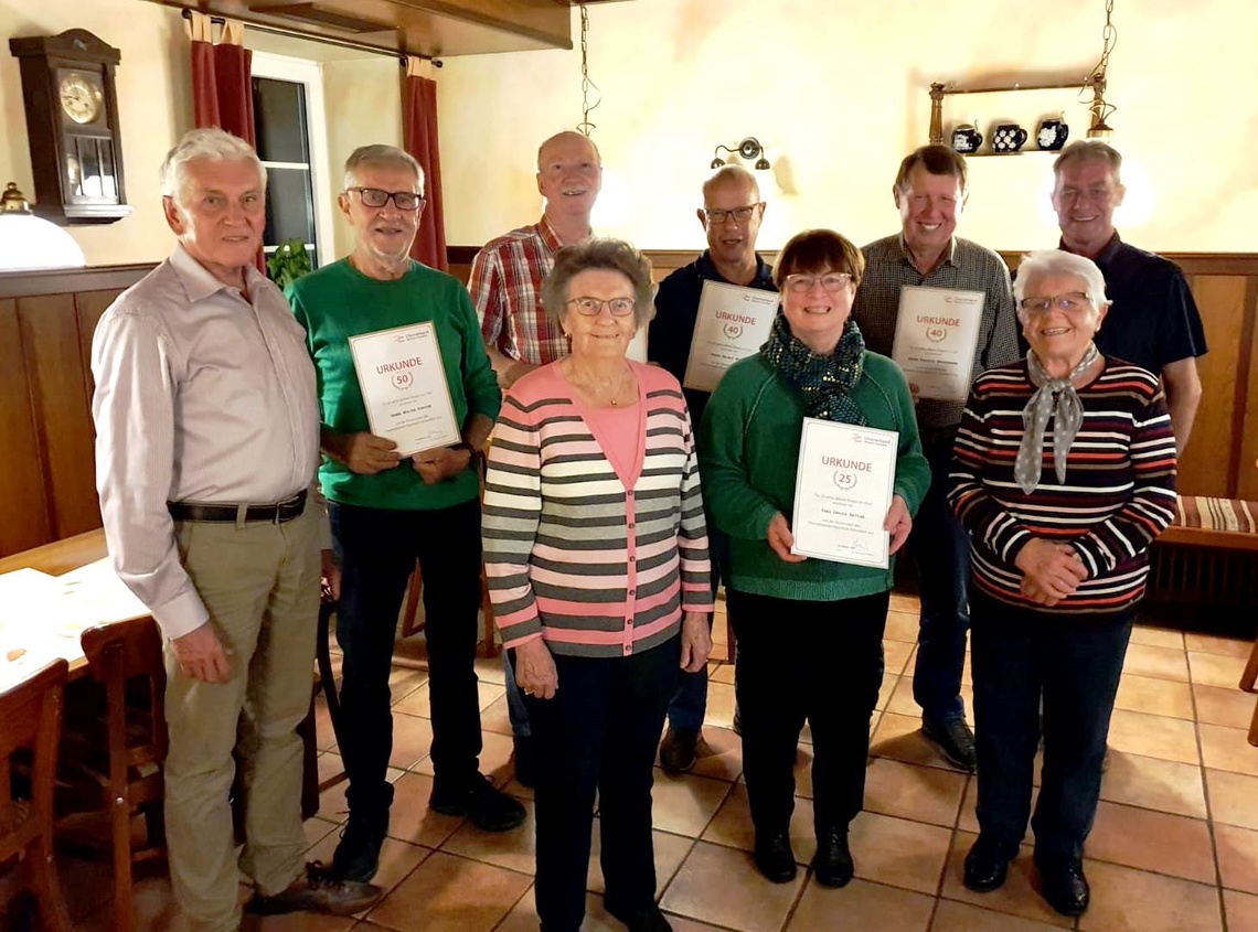 Obere Reihe von links: Vorstand Heinrich Herold, Walter Förster, Johann Ihle, Helmut Hoeise, Siegfried Wiedenmann, Vorstand Uwe Brenner Untere Reihe: Klara Brix, Uschi Sattler, Anni Heinisch (Foto: CHG Holzschwang)