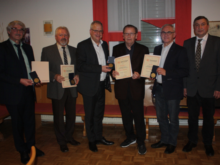 Mit der Ehrenmedaille des Chorverbandes Bayerisch-Schwaben wurden von Präsident Jürgen Schwarz geehrt (von links Schatzmeister Ludwig Schmidt, Verbandschorleiter Anton Kapfer, Präsident Jürgen Schwarz, der scheidende Verbandsvorsitzende Günther Durner, Geschäftsführer Walter Ernst und der künftige Verbandsvorsitzende Franz Lingel.