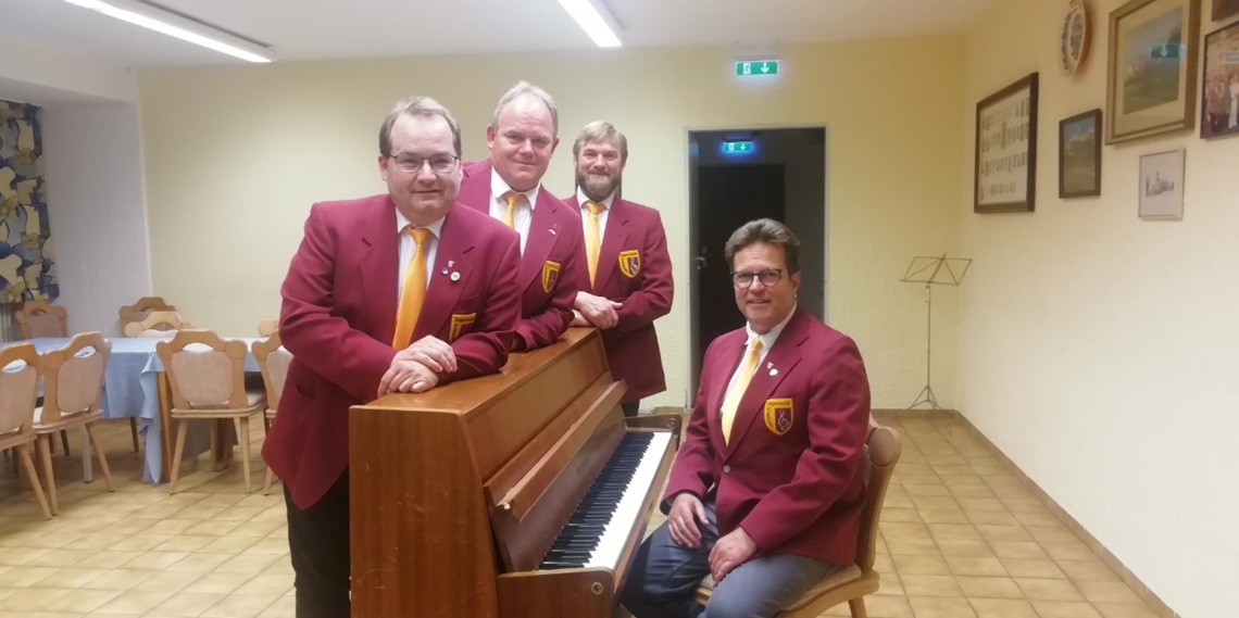 Die neue Vorstandschaft von rechts: Christian Müller (1. Vorsitzender), Stefan Bissle (Kassierer), Michael Sepp (2. Vorsitzender) und links Thomas Kurth (Schriftführer). Dirigent und musikalischer Leiter bleibt nach wie vor Josef Kirchhofer. (Foto: Singgemeinschaft Schwabsoien)