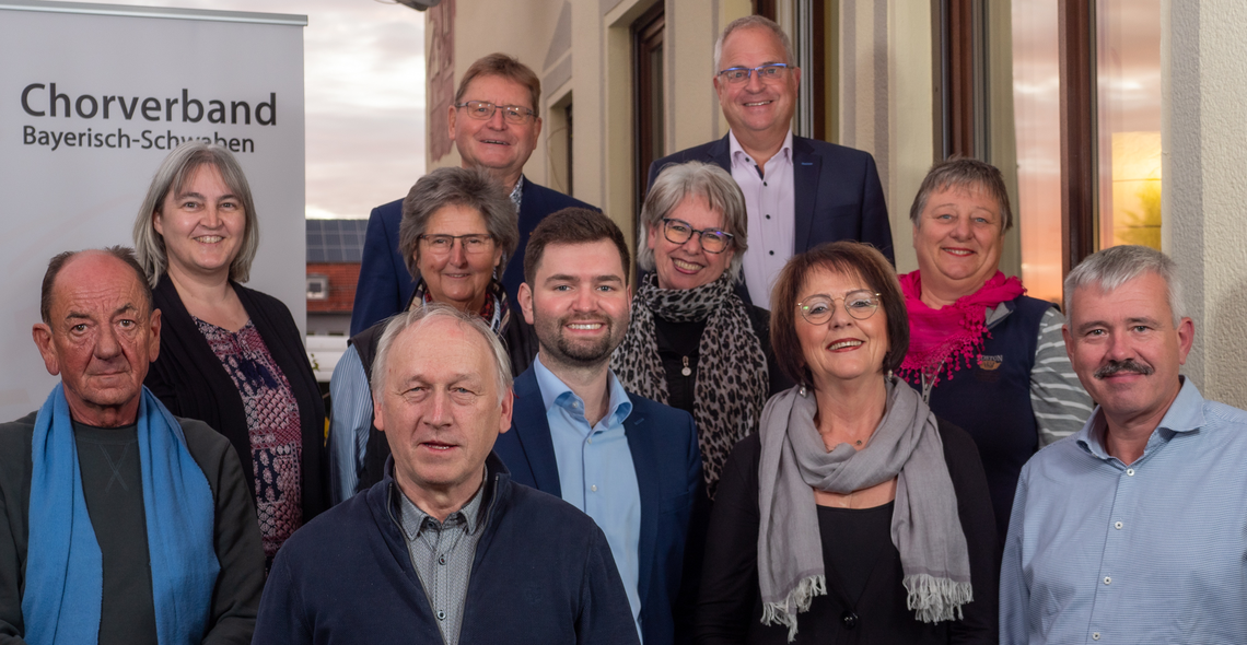 Hintere Reihe v.l.n.r.: Dr. Paul Wengert (Präsident), Jürgen Schwarz (Geschäftsführender Präsident), mittlere Reihe v.l.n.r.: Gabriele Meier (Vizepräsidentin), Petra Biermann-Stapff (Beisitzerin), Brigitte von Kirschbaum (Vizepräsidentin), Christel Holdenried (Beisitzerin), vordere Reihe v.l.n.r.: Karl Zepnik (Vorsitzender des Musikausschusses), Josef Gschwind (Verbandschorleiter), Christian Toth (Vizepräsident), Gisela Kloos-Prantner (Vizepräsidentin), Michael Finck (Beisitzer) - Foto: Peter Mößmer