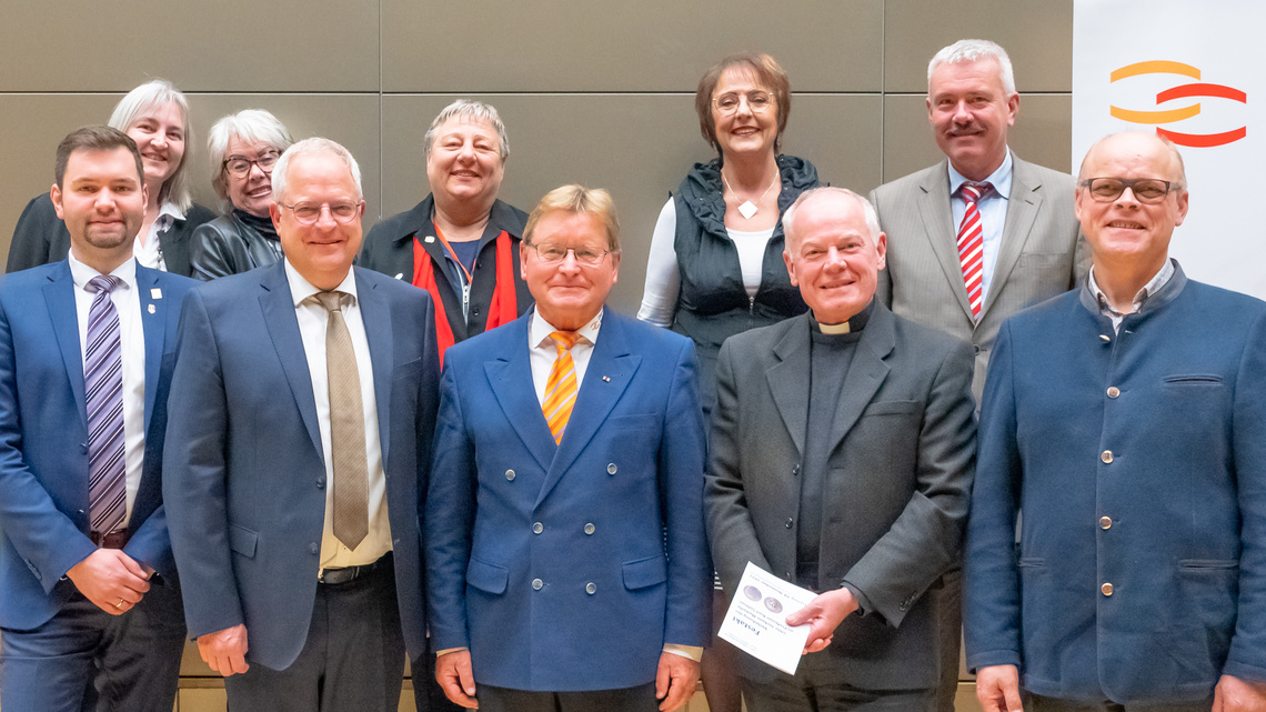 Hintere Reihe v.l.n.r.: Gabriele Meier (Vizepräsidentin), Brigitte von Kirschbaum (Vizepräsidentin), Christel Holdenried (Beisitzerin), Gisela Kloos-Prantner (Vizepräsidentin), Michael Finck (Verbandschorleiter); vordere Reihe v.l.n.r.: Christian Toth (Vizepräsident), Jürgen Schwarz (Geschäftsführender Präsident), Dr. Paul Wengert (Präsident), Weihbischof Dr. Dr. Anton Losinger (Ehrenpräsident), Bernhard van Almsick (Musikausschussvorsitzender) - Foto: Peter Mößmer